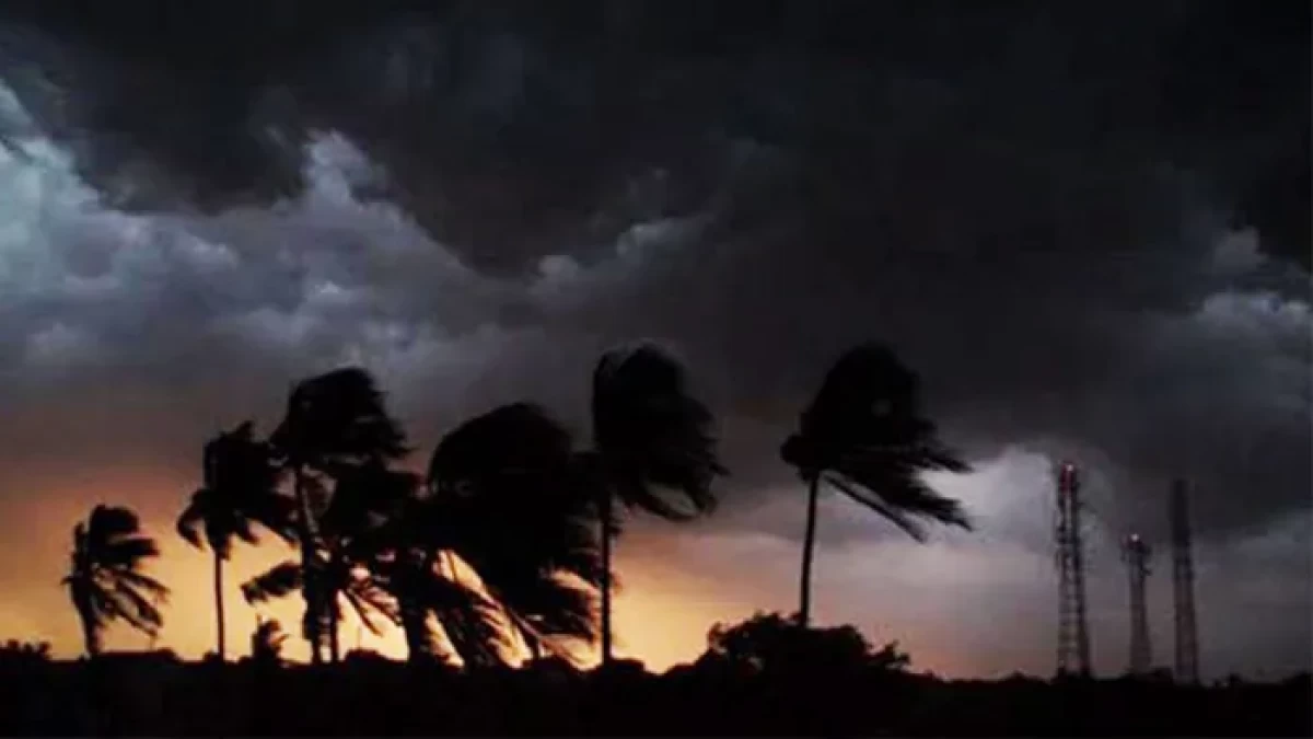 সন্ধ্যার মধ্যেই যেসব জেলায় আঘাত হানতে পারে ঝড়