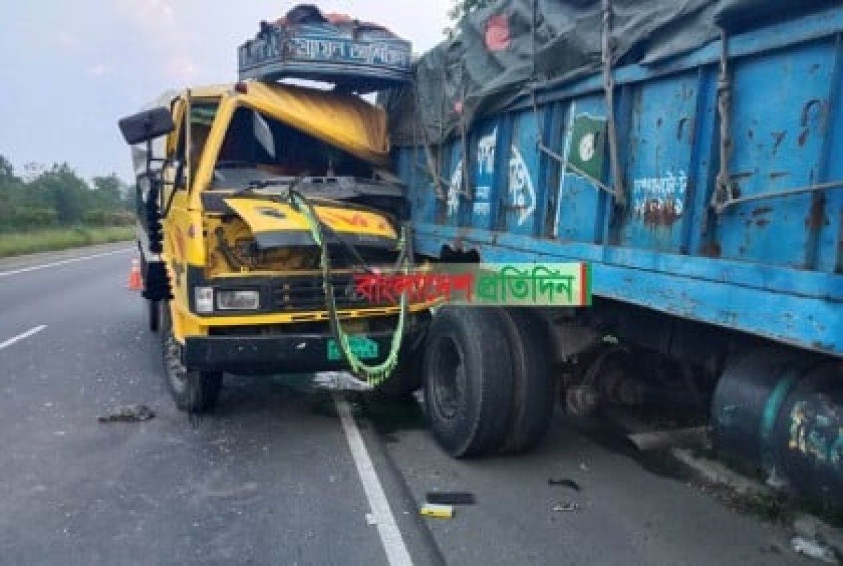 এক্সপ্রেসওয়েতে থেমে থাকা ট্রাককে আরেক ট্রাকের ধাক্কা, নিহত ২