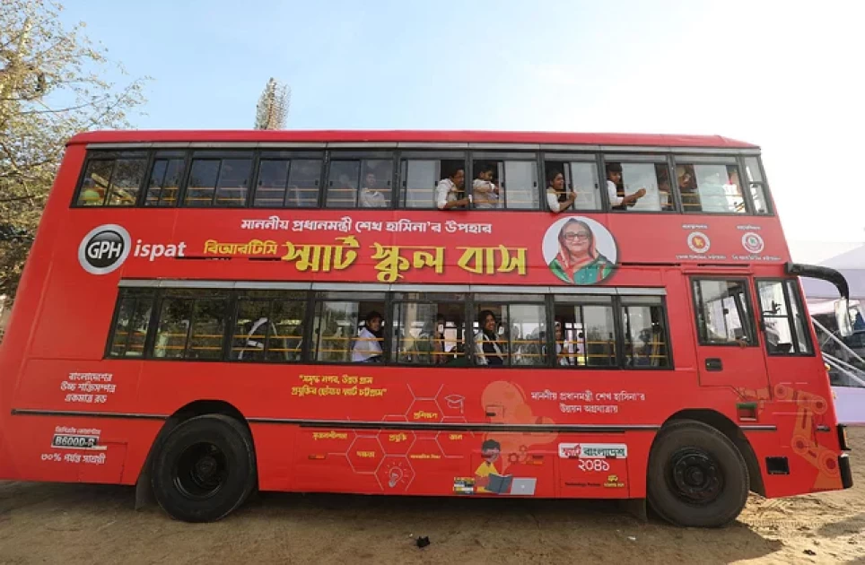 চট্টগ্রামে চালু হলো স্মার্ট স্কুলবাস, শিক্ষার্থীদের অবস্থান জানা যাবে ক্ষুদে বার্তা