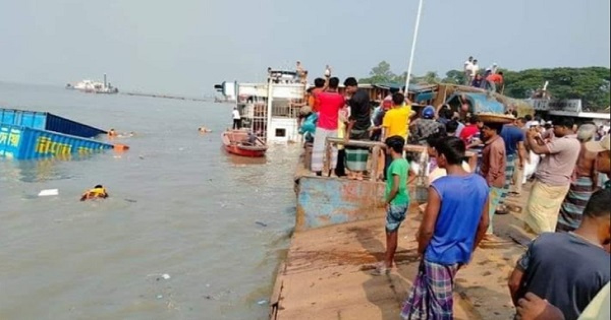 পাটুরিয়ায় যানবাহন নিয়ে ডুবেছে ফেরি