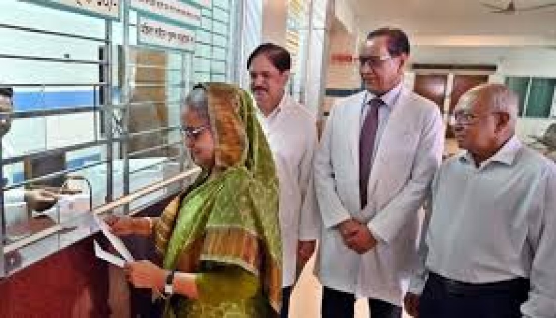 ১০ টাকার টিকিটে চোখ পরীক্ষা করালেন প্রধামনমন্ত্রী