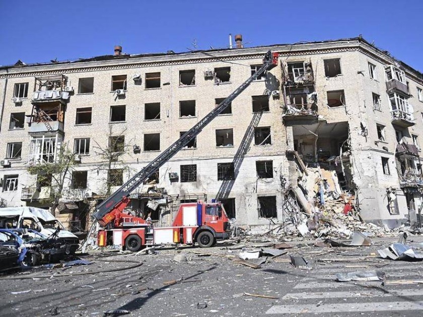 খারকিভে আবাসিক ভবনে রাশিয়ার বোমাবর্ষণ, নিহত ৩