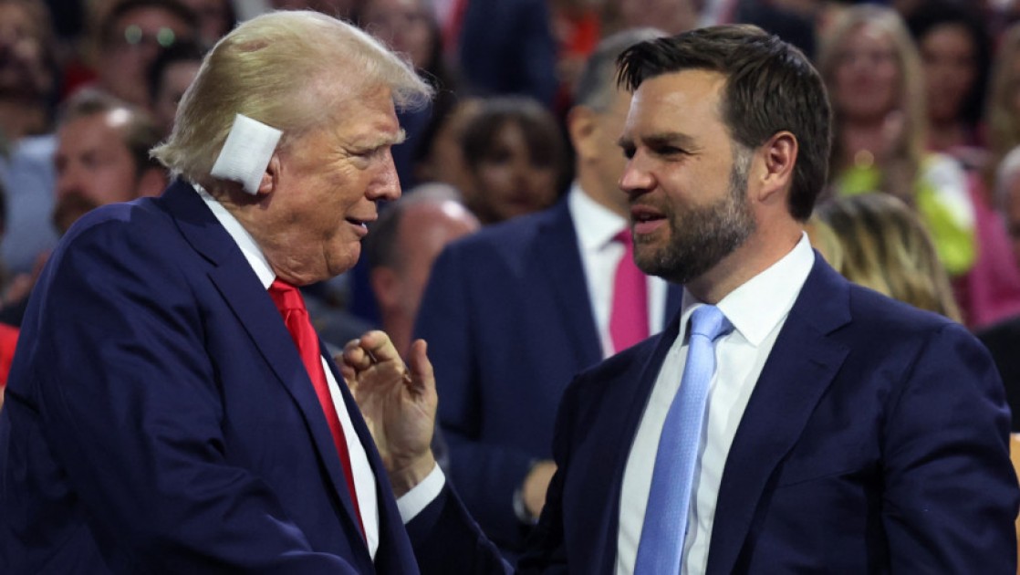 কানে বড় ব্যান্ডেজ নিয়ে দলের জাতীয় সম্মেলনে ট্রাম্প,পেলেন আনুষ্ঠানিক মনোনয়ন