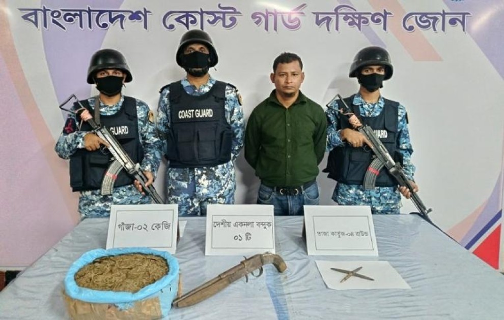 ভোলায় দেশীয় আগ্নেয়াস্ত্র, তাজা গোলা ও গাঁজাসহ ১ সন্ত্রাসীকে আটক